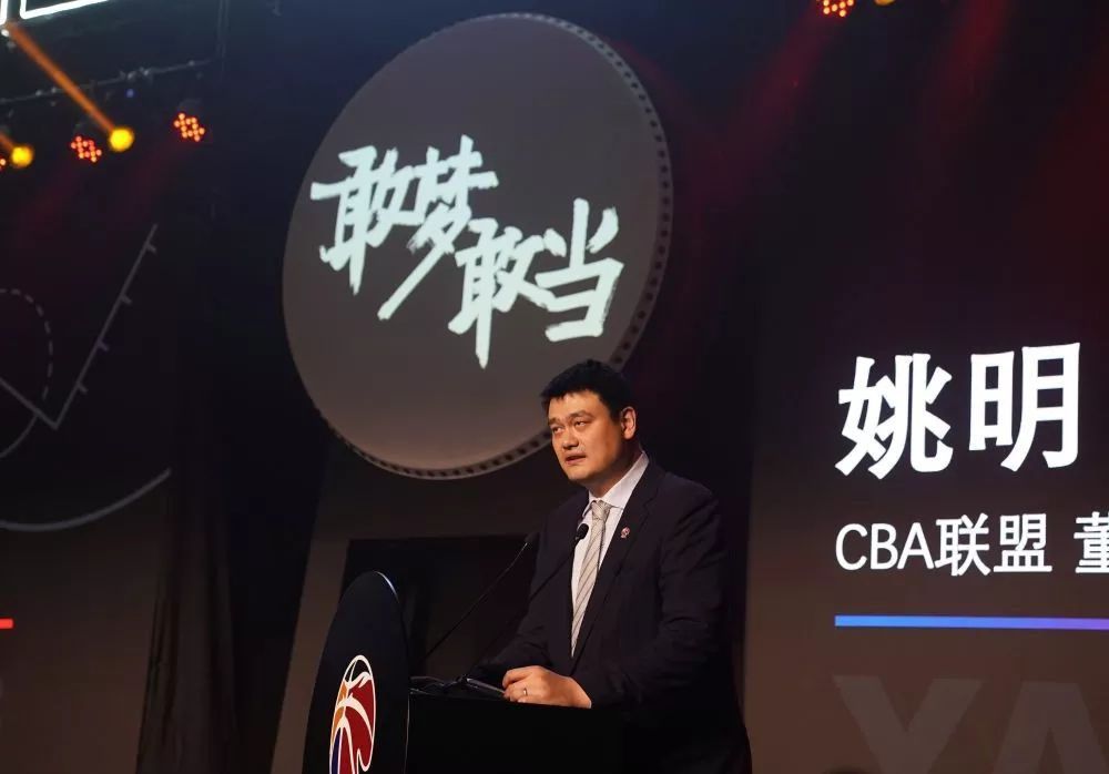 老赵抱着媛媛在厨房做小说